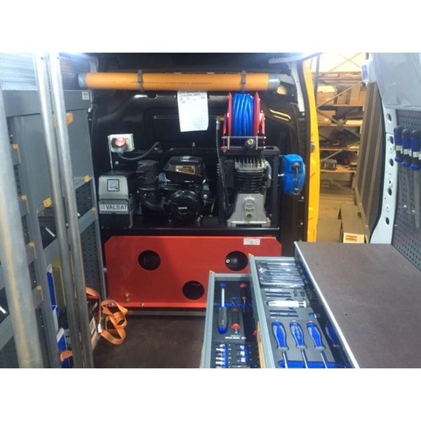 Compresseur d'air pour atelier mobile Carod ENH-9/8 AE avec moteur à essence Honda